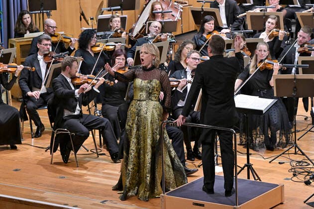 02 10 2022, International Classical Festival Festival of Nations 2022 at the Kurhaus Bad Wörishofen in Unterallgäu, closing gala aria evening with Elina Garanca Latvia , mezzo-soprano Karel Mark Chichon, conductor of the Janacek Philharmonic Orchestra 02 10 2022, Classical Festival Bad Wörishofen 02 10 2022, Classical Festival Bad Wörishofen