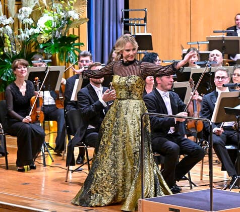 02 10 2022, International Classical Festival Festival of Nations 2022 at the Kurhaus Bad Wörishofen in Unterallgäu, closing gala aria evening with Elina Garanca Latvia , mezzo-soprano Karel Mark Chichon, conductor of the Janacek Philharmonic Orchestra 02 10 2022, Classical Festival Bad Wörishofen 02 10 2022, Classical Festival Bad Wörishofen
