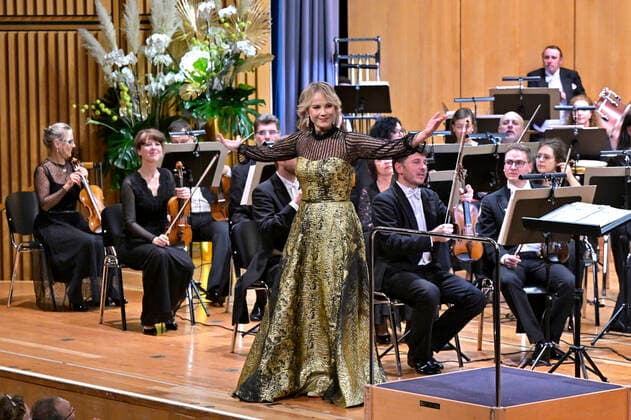 02 10 2022, International Classical Festival Festival of Nations 2022 at the Kurhaus Bad Wörishofen in Unterallgäu, closing gala aria evening with Elina Garanca Latvia , mezzo-soprano Karel Mark Chichon, conductor of the Janacek Philharmonic Orchestra 02 10 2022, Classical Festival Bad Wörishofen 02 10 2022, Classical Festival Bad Wörishofen