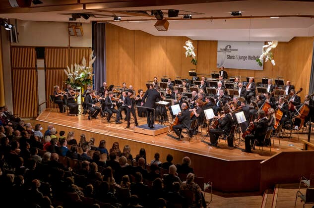 01 10 2022, International Classical Festival Festival of Nations 2022 at the Kurhaus Bad Wörishofen in Unterallgäu, Christian Li, violin Awarding of the Prix Young Artis of the Year, Karel Mark Chichon, conductor, JanaÄek Philharmonic Orchestra 01 10 2022, Classical Festival Bad Wörishofen 01 10 2022, Classical Festival Bad Wörishofen