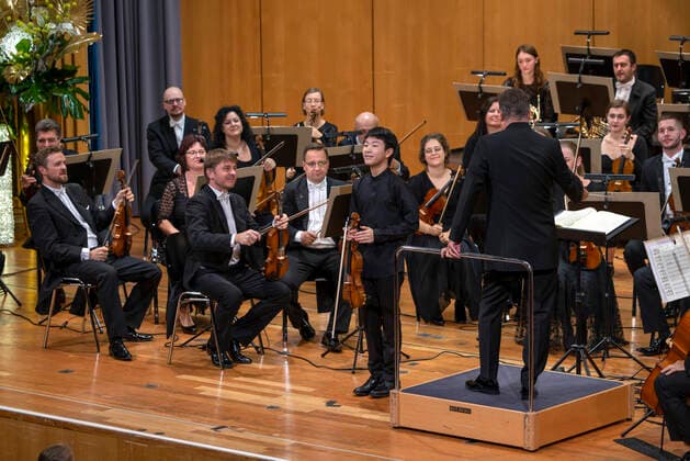 01 10 2022, International Classical Festival Festival of Nations 2022 at the Kurhaus Bad Wörishofen in Unterallgäu, Christian Li, violin Awarding of the Prix Young Artis of the Year, Karel Mark Chichon, conductor, JanaÄek Philharmonic Orchestra 01 10 2022, Classical Festival Bad Wörishofen 01 10 2022, Classical Festival Bad Wörishofen