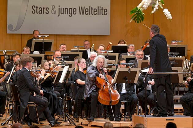 01 10 2022, International Classical Festival Festival of Nations 2022 at the Kurhaus Bad Wörishofen in Unterallgäu, Cellissimo with Mischa Maisky, violoncello, Karel Mark Chichon, conductor, JanaÄek Philharmonic Orchestra 01 10 2022, Classical Festival Bad Wörishofen 01 10 2022, Classical Festival Bad Wörishofen