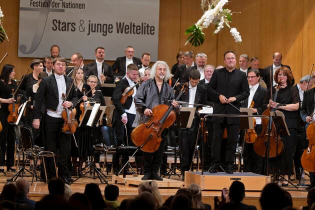 01 10 2022, International Classical Festival Festival of Nations 2022 at the Kurhaus Bad Wörishofen in Unterallgäu, Cellissimo with Mischa Maisky on cello, Karel Mark Chichon, conductor, JanaÄek Philharmonic Orchestra 01 10 2022, Classical Festival Bad Wörishofen 01 10 2022, Classical Festival Bad Wörishofen