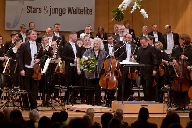 01 10 2022, International Classical Festival Festival of Nations 2022 at the Kurhaus Bad Wörishofen in Unterallgäu, Cellissimo with Mischa Maisky on cello, Karel Mark Chichon, conductor, JanaÄek Philharmonic Orchestra 01 10 2022, Classical Festival Bad Wörishofen 01 10 2022, Classical Festival Bad Wörishofen