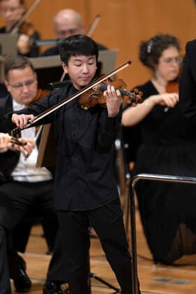 01 10 2022, International Classical Festival Festival of Nations 2022 at the Kurhaus Bad Wörishofen in Unterallgäu, Christian Li, violin Awarding of the Prix Young Artis of the Year, Karel Mark Chichon, conductor, JanaÄek Philharmonic Orchestra 01 10 2022, Classical Festival Bad Wörishofen 01 10 2022, Classical Festival Bad Wörishofen