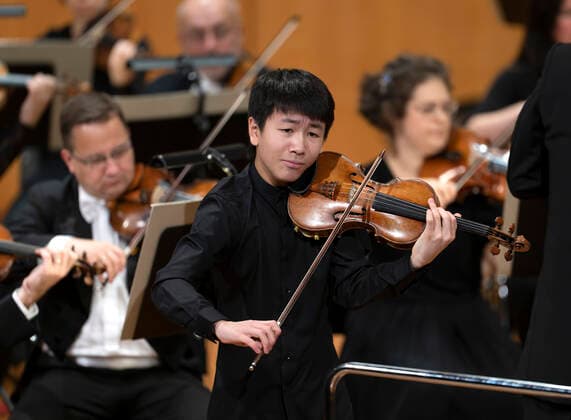 01 10 2022, International Classical Festival Festival of Nations 2022 at the Kurhaus Bad Wörishofen in Unterallgäu, Christian Li, violin Awarding of the Prix Young Artis of the Year, Karel Mark Chichon, conductor, JanaÄek Philharmonic Orchestra 01 10 2022, Classical Festival Bad Wörishofen 01 10 2022, Classical Festival Bad Wörishofen