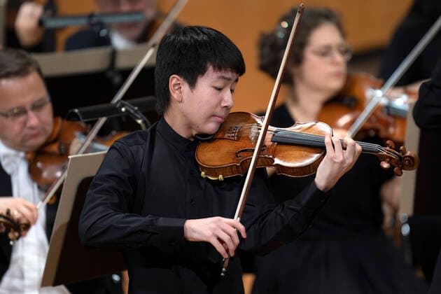01 10 2022, International Classical Festival Festival of Nations 2022 at the Kurhaus Bad Wörishofen in Unterallgäu, Christian Li, violin Awarding of the Prix Young Artis of the Year, Karel Mark Chichon, conductor, JanaÄek Philharmonic Orchestra 01 10 2022, Classical Festival Bad Wörishofen 01 10 2022, Classical Festival Bad Wörishofen