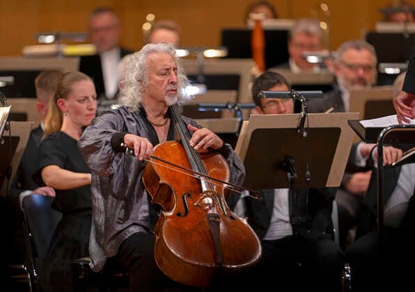 01 10 2022, International Classical Festival Festival of Nations 2022 at the Kurhaus Bad Wörishofen in Unterallgäu, Cellissimo with Mischa Maisky on cello, Karel Mark Chichon, conductor, JanaÄek Philharmonic Orchestra 01 10 2022, Classical Festival Bad Wörishofen 01 10 2022, Classical Festival Bad Wörishofen