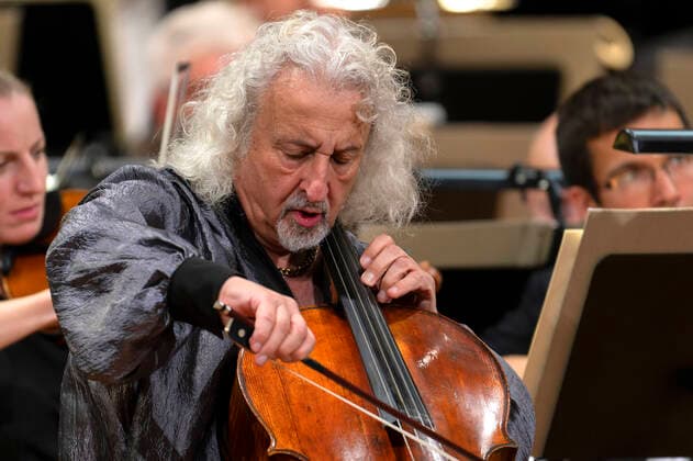 01 10 2022, International Classical Festival Festival of Nations 2022 at the Kurhaus Bad Wörishofen in Unterallgäu, Cellissimo with Mischa Maisky on cello, Karel Mark Chichon, conductor, JanaÄek Philharmonic Orchestra 01 10 2022, Classical Festival Bad Wörishofen 01 10 2022, Classical Festival Bad Wörishofen