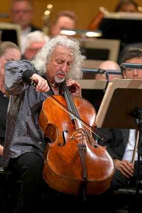 01 10 2022, International Classical Festival Festival of Nations 2022 at the Kurhaus Bad Wörishofen in Unterallgäu, Cellissimo with Mischa Maisky on cello, Karel Mark Chichon, conductor, JanaÄek Philharmonic Orchestra 01 10 2022, Classical Festival Bad Wörishofen 01 10 2022, Classical Festival Bad Wörishofen