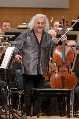 01 10 2022, International Classical Festival Festival of Nations 2022 at the Kurhaus Bad Wörishofen in Unterallgäu, Cellissimo with Mischa Maisky on cello, Karel Mark Chichon, conductor, JanaÄek Philharmonic Orchestra 01 10 2022, Classical Festival Bad Wörishofen 01 10 2022, Classical Festival Bad Wörishofen