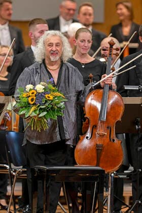 01 10 2022, International Classical Festival Festival of Nations 2022 at the Kurhaus Bad Wörishofen in Unterallgäu, Cellissimo with Mischa Maisky on cello, Karel Mark Chichon, conductor, JanaÄek Philharmonic Orchestra 01 10 2022, Classical Festival Bad Wörishofen 01 10 2022, Classical Festival Bad Wörishofen