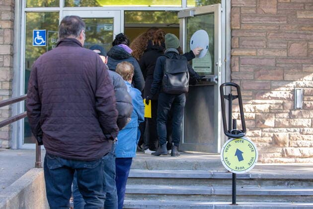 October 3, 2022, Montreal, QC, Canada: People line up to vote during the provincial election in Montreal on Monday, October 3, 2022. Montreal Canada  - ZUMAc35_ 20221003_zaf_c35_013 Copyright: xEvanxBuhlerx