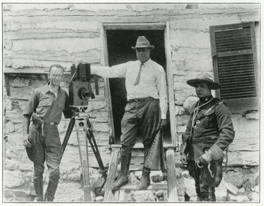 Oscar Micheaux (center) with an actor and possibly a crew member. 1923. Portraits, Photographs. Schomburg Center for Research in Black Culture, Photographs and Prints Division. Micheaux, Oscar, 1884-1951, Motion picture producers & directors, African American motion picture producers and directors, Micheaux Film Corporation Copyright: xpiemagsx nyplsipie24092022-29363 !ACHTUNG AUFNAHMEDATUM GESCHÄTZT!