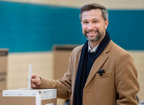 October 3, 2022, Montreal, PQ, Canada: Quebec Solidaire co-spokesperson Gabriel Nadeau-Dubois casts his ballot on Quebec election day in Montreal, Monday, October 3, 2022. Montreal Canada  - ZUMAc35_ 20221003_zaf_c35_017 Copyright: xGrahamxHughesx