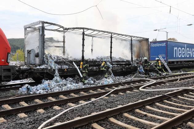 News Themen der Woche KW40 News Bilder des Tages Rheinbrohl, Kreis Neuwied Brand eines Waggons eines Gueterzuges, Rheinbrohl, 3.10.2022, *** Rheinbrohl, Neuwied district Fire of a freight train wagon, Rheinbrohl, 3 10 2022, Copyright: xJoergxNiebergall Eibner-Pressefox EP_JNL