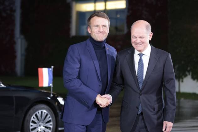 News Themen der Woche KW40 News Bilder des Tages Emmanuel Macron, Staatspräsident der Französischen Republik, Olaf Scholz, Bundeskanzler, Deutschland, Berlin, Bildtermin bei der Begrüßung des Präsidenten der Französischen Republik, Emmanuel Macron, durch den BK *** Emmanuel Macron, President of the French Republic, Olaf Scholz, Chancellor, Germany, Berlin, photo opportunity during the welcome of the President of the French Republic, Emmanuel Macron, by the BK