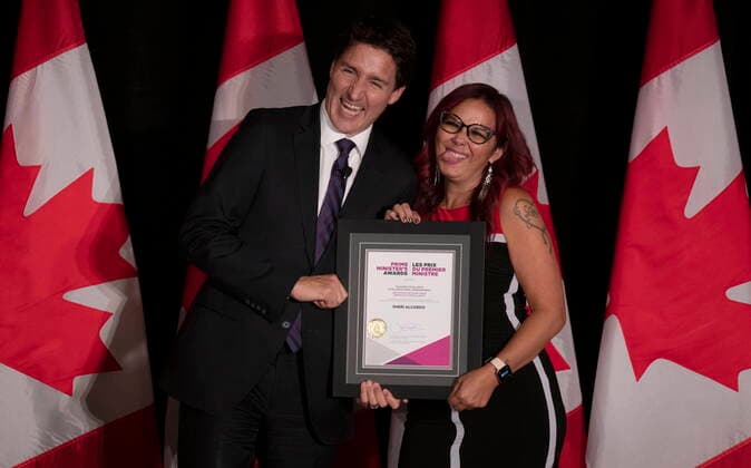 News Bilder des Tages October 3, 2022, Ottawa, ON, Canada: Prime Minister Justin Trudeau reacts as Sheri Alcordo, from Gulfstream Public school, makes a funny face as they pose for photos during the Prime Ministers Awards ceremony on Monday, Oct. 3, 2022 in Ottawa. Accord was presented with the 2022 Teaching Excellence award. Ottawa Canada  - ZUMAc35_ 20221003_zaf_c35_082 Copyright: xAdrianxWyldx