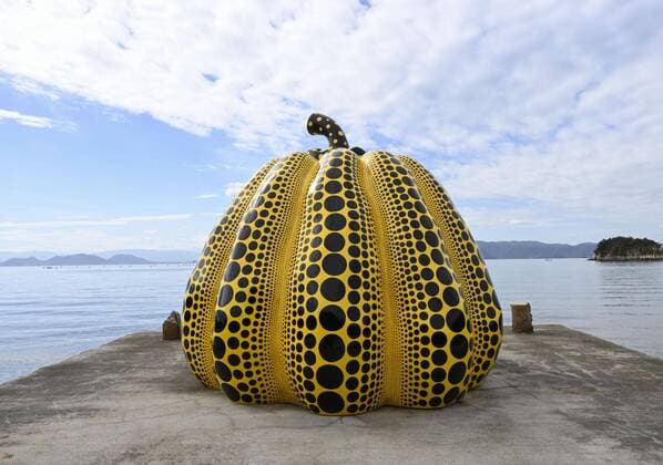 Bilder des Jahres 2022, News 10 Oktober News Themen der Woche KW40 Damaged artwork by Yayoi Kusama restored Photo taken on Oct. 4, 2022, shows an artwork called Pumpkin by renowned contemporary artist Yayoi Kusama after its restoration in Naoshima, Kagawa Prefecture, western Japan. The sculpture was damaged after being swept into the sea by high winds in a typhoon in August 2021.  A14AA0001342421P