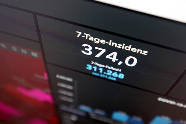 RKI dashboard, 7 day incidence is now 374.0 7 day incidence, RKI dashboard on a monitor on 04 10 2022 in Siegen Germany.