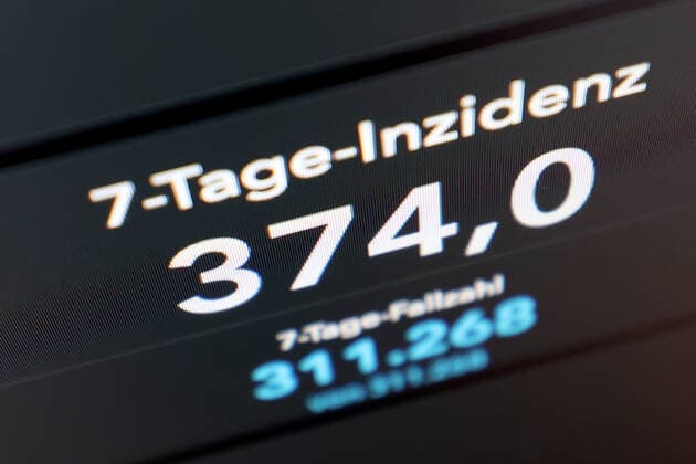 RKI dashboard, 7 day incidence is now 374.0 7 day incidence, RKI dashboard on a monitor on 04 10 2022 in Siegen Germany.