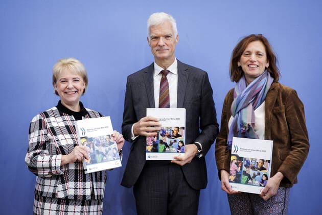 News Themen der Woche KW40 News Bilder des Tages (L-R) Kornelia Haugg, Staatssekretaerin im Bundesministerium fuer Bildung und Forschung, Andreas Schleicher, OECD Direktor fuer Bildung und Kompetenzen, und Karin Prien, Praesidentin der Kultusministerkonferenz und Ministerin fuer Bildung, Wissenschaft und Kultur des Landes Schleswig-Holstein, aufgenommen im Rahmen der Bundespressekonferenz zur Vorstellung der OECD-Studie Bildung auf einen Blick . Berlin, 04.10.2022. Berlin Deutschland *** L R Kornelia Haugg, State Secretary at the Federal Ministry of Education and Research, Andreas Schleicher, OECD Director for Education and Skills, and Karin Prien, President of the Standing Conference of the Ministers of Education and Cultural Affairs of the Länder of Schleswig Holstein, recorded at the Copyright: xJaninexSchmitz photothek.dex
