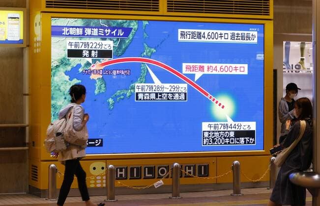 News Themen der Woche KW40 News Bilder des Tages N. Korea fires ballistic missile A roadside screen in Sapporo in Hokkaido, on Oct. 4, 2022, shows a news report on North Korea s launch of a ballistic missile over the Japanese archipelago for the first time in five years.  A14AA0001342580P