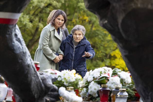 Bilder des Jahres 2022, News 10 Oktober News Themen der Woche KW40 News Bilder des Tages Annalena Baerbock (Buendnis 90 Die Gruenen), Bundesaussenministerin, besucht den Friedhof fuer die Aufstaendigen von Warschau. Hier mit der Ueberlebenden Wanda Traczyk-Stawska. Warschau Polen *** Annalena Baerbock Buendnis 90 Die Gruenen , German Foreign Minister, visits the cemetery for the Warsaw rioters Here with survivor Wanda Traczyk Stawska Warsaw Poland Copyright: xThomasxImo photothek.netx