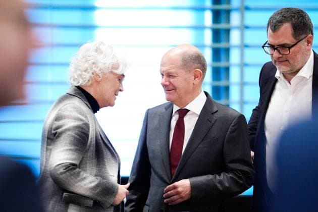 Auftaktbilder zu Beginn der Beratungen der Regierungschefinnen und Regierungschefs der Laender im Bundeskanzleramt in Berlin Aktuell, 04.10.2022, Berlin, Verteidigungsministerin Christine Lambrecht (SPD) und Bundeskanzler Olaf Scholz (SPD) und Kanzleramtsminister Wolfgang Schmidt (SPD) zu Beginn der Beratungen der Regierungschefinnen und Regierungschefs der Laender im Bundeskanzleramt in Berlin Berlin Berlin Deutschland *** Opening pictures at the beginning of the consultations of the heads of government of the states in the Federal Chancellery in Berlin Current, 04 10 2022, Berlin, Defense Minister Christine Lambrecht SPD and Chancellor Olaf Scholz SPD and Chancellery Minister Wolfgang Schmidt SPD at the beginning of the consultations of