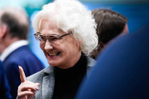News Bilder des Tages Auftaktbilder zu Beginn der Beratungen der Regierungschefinnen und Regierungschefs der Laender im Bundeskanzleramt in Berlin Aktuell, 04.10.2022, Berlin, Verteidigungsministerin Christine Lambrecht (SPD) mit erhobenen Zeigefinger bei den Auftaktbilder zu Beginn der Beratungen der Regierungschefinnen und Regierungschefs der Laender im Bundeskanzleramt in Berlin Berlin Berlin Deutschland *** Opening pictures at the beginning of the deliberations of the heads of government of the states in the Chancellors Office in Berlin Current, 04 10 2022, Berlin, Defense Minister Christine Lambrecht SPD with raised forefinger at the opening pictures at the beginning of the deliberations of the heads of government of the states in the Chancellors Office in