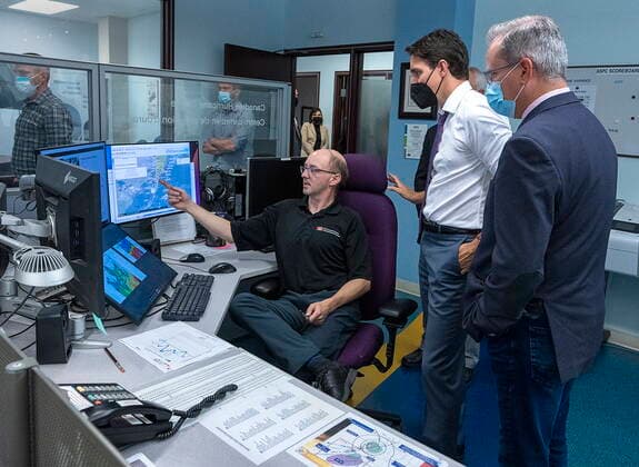 October 4, 2022, Dartmouth, NS, Canada: Prime Minister Justin Trudeau, accompanied by Dartmouth-Cole Harbour MP Darren Fisher, right, chats with Chris Fogarty, a meteorologist at the Canadian Hurricane Centre in Dartmouth, N.S. on Tuesday, Oct. 4, 2022. Trudeau announced funding to support victims of post-tropical storm Fiona. Dartmouth Canada  - ZUMAc35_ 20221004_zaf_c35_034 Copyright: xAndrewxVaughanx