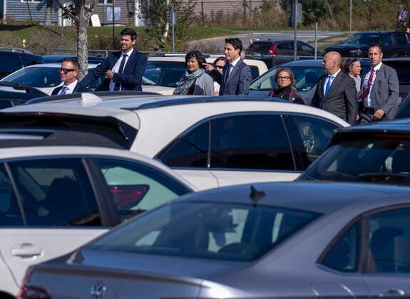 October 4, 2022, Dartmouth, NS, Canada: Prime Minister Justin Trudeau, centre, accompanied by regional MPs and his security detail, heads through a parking lot to make an announcement about funding for victims of post-tropical storm Fiona in Dartmouth, N.S. on Tuesday, Oct. 4, 2022. Dartmouth Canada  - ZUMAc35_ 20221004_zaf_c35_036 Copyright: xAndrewxVaughanx