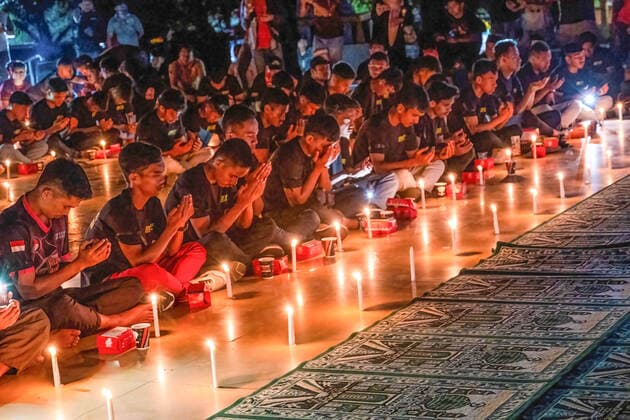 Bilder des Jahres 2022, News 10 Oktober News Themen der Woche KW40 News Bilder des Tages October 4, 2022, Kendari, South East Sulawesi, Indonesia: Soccer supporters offer prayers for the victims of the Kanjuruhan Stadium tragedy. The Kendari City Football Supporting Community held a prayer for the supporters of the Malang Arema Club who died in the tragedy at the Kanjuruhan Stadium, Malang. Kendari Indonesia - ZUMAs197 20221004_zab_s197_012 Copyright: xAndryxDenisahx