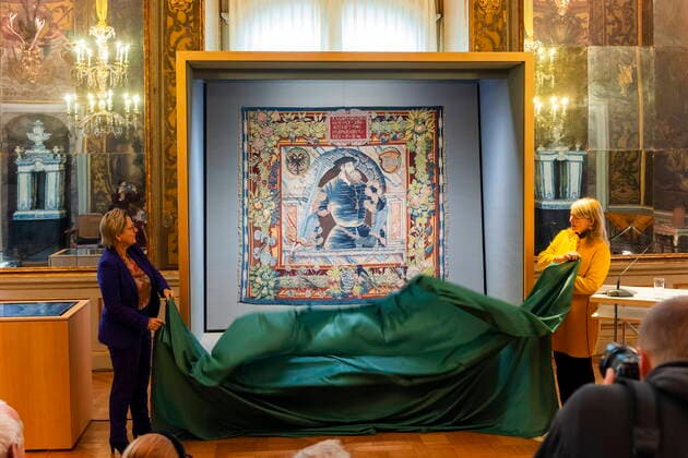 Bilder des Jahres 2022, News 10 Oktober News Themen der Woche KW40 News Bilder des Tages Tapisserie von Kaiser Karl V. kehrte nach Moritzburg zurück Die kulturhistorisch, national und insbesondere für die sächsische Landesgeschichte bedeutsame Tapisserie mit dem Bildnis Kaiser Karls V. kehrt nach 77 Jahren wieder nach Schloss Moritzburg zurück. Der aus Wolle, Seide und Goldfäden gewebte Wandteppich mit einer Größe von ca. vier Quadratmetern wurde 1545 vom Teppichwirker Seger Bombeck in Leipzig fertig gestellt. Das von Blumen und Fruchtgirlanden umrahmte Mittelfeld zeigt ein Halbfigurenbildnis des Habsburger Kaisers Karl V. Der Bildteppich gehörte zur Ausstattung des ab 1547 neu erbauten Dresdner Residenzschlosses des Kurfürsten Moritz von Sachsen, der dem Kaiser seinen Kurfürstentitel verdankte. Nach dem Verkauf an
