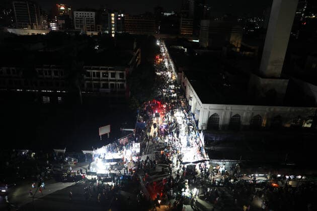 News Themen der Woche KW40 News Bilder des Tages October 4, 2022, Dhaka, Dhaka, Bangladesh: Commuters make their way along a street during a power blackout in Dhaka. At least 130 million people in Bangladesh were left without power after a grid failure caused widespread blackouts, the government s power utility company said. Dhaka Bangladesh - ZUMAr In 20221004_int_r336_032 Copyright: xHabiburxRahmanx