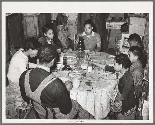Family of Pomp Hall, Negro tenant farmer, eating breakfast consisting of corn flakes, biscuits, fried bacon, milk and coffee. Creek County, Oklahoma 1940. still image. Photographs. The Miriam and Ira D. Wallach Division of Art, Prints and Photographs: Photography Collection. Oklahoma , Creek County Copyright: xpiemagsx nyplfarm30092022-1032 !ACHTUNG AUFNAHMEDATUM GESCHÄTZT!