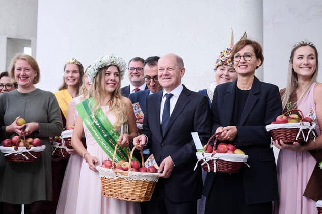 News Themen der Woche KW40 News Bilder des Tages Berlin, Apfelkabinett im Kanzleramt Übergabe der Apfelpräsente an das Bundeskabinett am 05.10.2022 im Rahmen ihres wöchentlichen Treffens im Kanzleramt. Die Blütenköniginnen aus den deutschen Hauptanbaugebieten übergeben dem Bundeskabinett dieses Jahr einen Korb mit den Sorten Elster, Red Prince, Roter Boskoop, Jonagold und Holsteiner Cox. Im Bild: Olaf Scholz (Bundeskanzler, SPD) neben der Blütenkönigin aus Sachsen Helena Ohnsorge. Berlin Bundeskanzleramt Berlin Deutschland *** Berlin, Apple Cabinet in the Chancellors Office Presentation of apple gifts to the Federal Cabinet on 05 10 2022 as part of their weekly meeting in the Chancellors Office The blossom queens from the main German growing regions present the Federal Cabinet this y