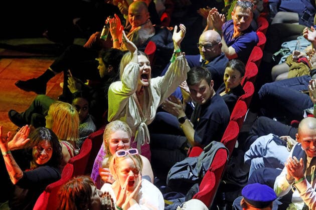 04 10 2022, Berlin Germany pop culture award, event at Admiralspalast, audience cheers