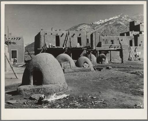 IMAGO Cultures of the world, Taos Pueblo in New Mexico, USA Ovens used for cooking and baking at Taos Pueblo, New Mexico 1936. still image. Photographs. The Miriam and Ira D. Wallach Division of Art, Prints and Photographs: Photography Collection Copyright: xpiemagsx nyplfarm30092022-5467 !ACHTUNG AUFNAHMEDATUM GESCHÄTZT!