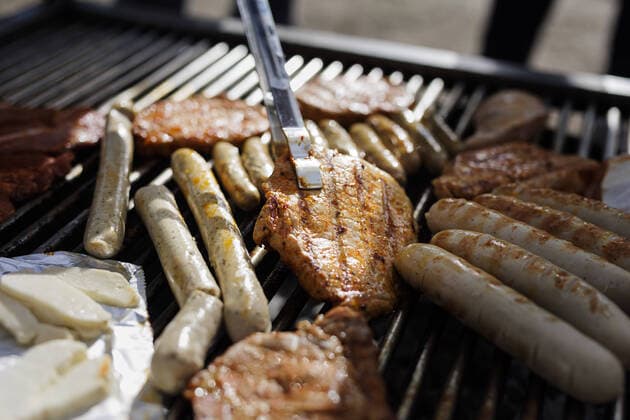 Auswahl veganer und vegetarischer Wuerstchen auf einem Grill. Borkum Deutschland *** Selection of vegan and vegetarian sausages on a grill Borkum Germany Copyright: xUtexGrabowsky photothek.dex