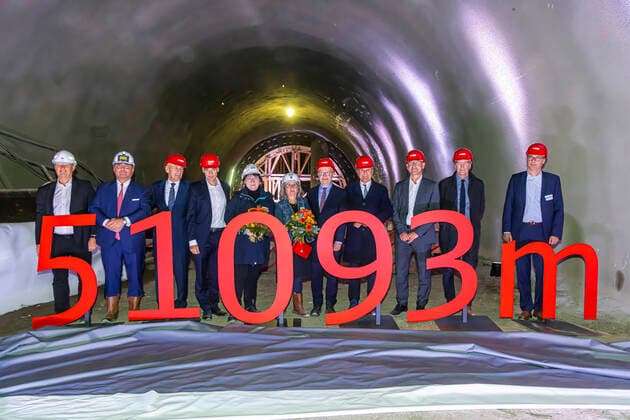 Bilder des Jahres 2022, News 10 Oktober News Themen der Woche KW40 News Bilder des Tages Alle Tunnel im Stuttgarter Talkessel sind fertig gegraben. Insgesamt haben die Mineure rund 51 Kilometer Tunnel gegraben (exakt: 51.093 Meter und dies mal zwei, da Doppelröhren). Damit ist ein Meilenstein des Bahnprojekts Stuttgart Ulm auf dem Weg zur Inbetriebnahme erreicht. Ab Dezember 2025 werden sich Reisezeiten im Fern- und Regionalverkehr erheblich verkürzen. 05.10.2022: DEU, Deutschland, Baden-Württemberg, Stuttgart. *** All tunnels in the Stuttgart basin have been dug All in all, the miners have dug around 51 kilometers of tunnel Exactly 51,093 meters and this times two, as double tubes This means that a milestone has been reached in the Stuttgart Ulm rail project on the way to commissioning From December 2025, travel ti