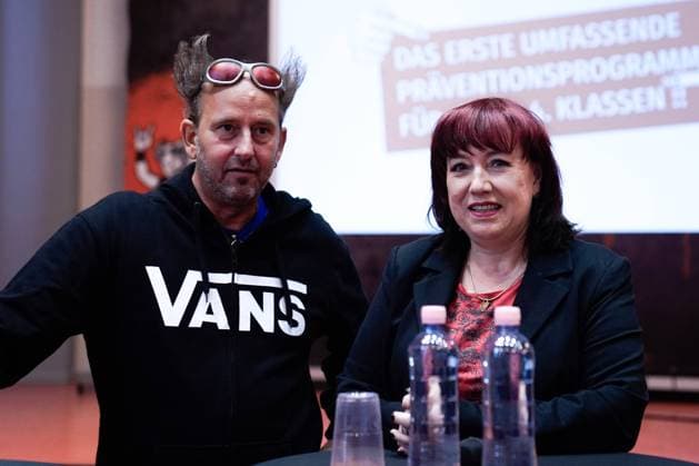 Wir wollen Mobbingfrei - Anti-Mobbing-Praeventionsprogramm Start in Berlin Berlin, Tom Lehel Schauspieler, Fernsehmoderator, Komiker und Musiker gemeinsam mit Astrid-Sabine Busse (Senatorin fuer Bildung, Jugend und Familie von Berlin beim Start der Kampagne Tom Lehel™s WIR WOLLEN MOBBINGFREI!! Start des Anti-Mobbing-Praeventionsprogramm an der Schinkel-Grundschule in Berlin Berlin Berlin Deutschland *** We want to be bullying free Anti bullying prevention program launch in Berlin Berlin, Tom Lehel actor, TV presenter, comedian and musician together with Astrid Sabine Busse Senator for Education, Youth and Family of Berlin at the launch of Tom Lehel™s WIR WOLLEN MOBBINGFREI campaign Anti bullying prevention program launch at Schi