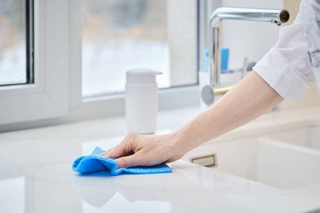  Frauenhand mit Waschschwamm beim Reinigen der Steinoberfläche eines Küchentischs (Foto mit geringer Schärfentiefe) *** Women s Hand with Waschschwamm at clean the Stone surface one kitchen table Photo with less Depth of field Copyright: imageBROKER/AlekseixIsachenko ibxaii08641277.jpg ,model released, Symbolfoto ,property released