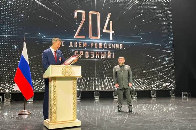 Russland, Ramzan Kadyrow nimmt Auszeichnung fÃ¼r die meissten Sanktionen gegen eine Person entgegen GROZNY, CHECHEN REPUBLIC, RUSSIA â€“ OCTOBER 5, 2022: Chechen Republic Head Ramzan Kadyrov (R) receives a certificate from the Russian Book of Records for having the biggest number of personal sanctions. Kadyrov has set a record of the highest number of sanctions imposed against a person in the world; he has 15 sanctions imposed against him. Russian Book of Records editor-in-chief Stanislav Konenko presented Kadyrov with the certificate during an event marking the 204th anniversary of the city of Grozny. October 5 also marks Ramzan Kadyrovâ€™s 46th birthday. Best quality available. Video screen grab Taisiya Borshigova TASS  TS1452A9