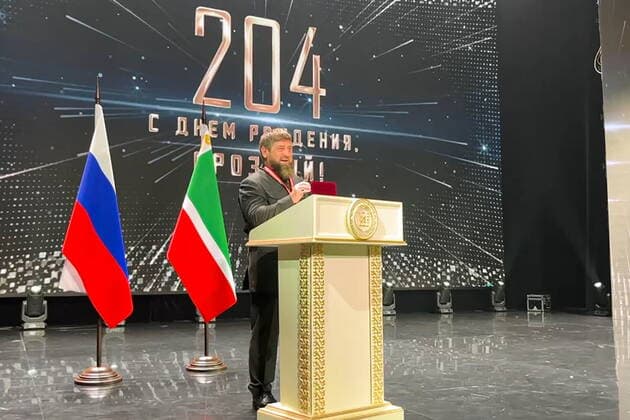 Russland, Ramzan Kadyrow nimmt Auszeichnung fÃ¼r die meissten Sanktionen gegen eine Person entgegen GROZNY, CHECHEN REPUBLIC, RUSSIA â€“ OCTOBER 5, 2022: Chechen Republic Head Ramzan Kadyrov receives a certificate from the Russian Book of Records for having the biggest number of personal sanctions. Kadyrov has set a record of the highest number of sanctions imposed against a person in the world; he has 15 sanctions imposed against him. Russian Book of Records editor-in-chief Stanislav Konenko presented Kadyrov with the certificate during an event marking the 204th anniversary of the city of Grozny. October 5 also marks Ramzan Kadyrovâ€™s 46th birthday. Best quality available. Video screen grab Taisiya Borshigova TASS  TS1452AB