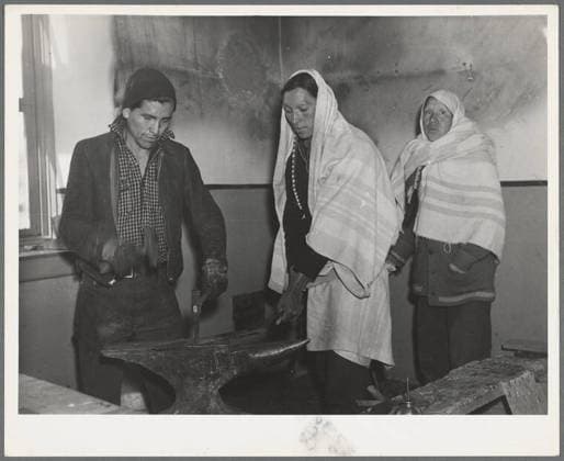 IMAGO Cultures of the world, Taos Pueblo in New Mexico, USA Pueblo Indians in the Indian Service School. Taos, New Mexico 1936. still image. Photographs. The Miriam and Ira D. Wallach Division of Art, Prints and Photographs: Photography Collection Copyright: xpiemagsx nyplfarm30092022-7283 !ACHTUNG AUFNAHMEDATUM GESCHÄTZT!