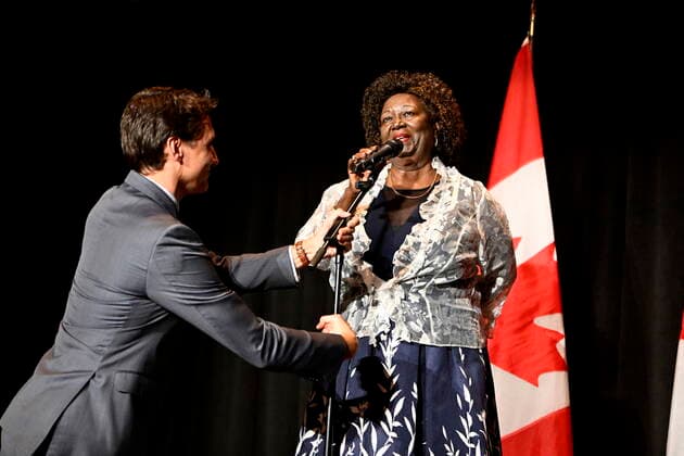 News Bilder des Tages October 5, 2022, Ottawa, ON, CAN: Prime Minister Justin Trudeau adjusts the microphone stand for Jean Augustine, who became the first Black female Member of Parliament in 1993 and the first Black woman in Cabinet in 2002, as she speaks after the premiere of Steadfast, a film about her life, at the National Gallery of Canada in Ottawa, on Wednesday, Oct. 5, 2022. Ottawa CAN  - ZUMAc35_ 20221005_zaf_c35_053 Copyright: xJustinxTangx