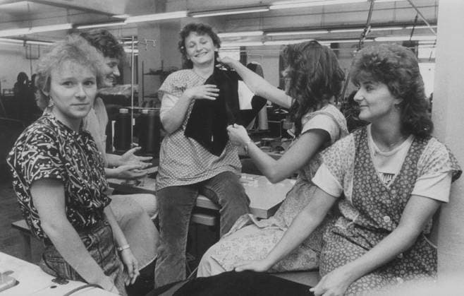 Sachsen, historisch, Wirtschaft, Textilindustrie, DDR. Im Bild: VEB Herrenmode Dresden, Abteilung ZVA Jugendbrigade, 31.08.1989. Bericht in Sächsische Zeitung am 01.09.1989: Wie lebt das Vergangene in unseren Zukunftsträumen? Gedanken junger Kleidungsfacharbeiterinnen aus dem VEB Herrenmode Dresden. Gespräch mit sechs jungen Frauen (namentlich hier nicht benannt). ! ACHTUNG Aufnahmedatum laut Beschriftung *** Saxony, historical, Business, textile industry, GDR at Picture VEB Menswear Dresden, Department ZVA youth brigade, 31 08 1989 Report in Saxon Newspaper on 01 09 1989 like lives the past in our future dreams Thoughts Youngster garment workers from the VEB Menswear Dresden Interview with six Boys Women by name here not n Copyright: xSZ MarionxGröningx