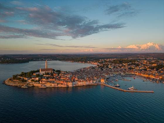 Sunset aerial panorama of old town Rovinj, famous ancient Croatian city at the sea. Istria, Croatia. Old town Rovinj, famous ancient Croatian city at the sea. Rovinj Croatia *** Sonnenuntergangspanorama der Altstadt Rovinj, berühmte alte kroatische Stadt am Meer Istrien, Kroatien Altstadt Rovinj, berühmte alte kroatische Stadt am Meer Rovinj Kroatien Copyright: xx