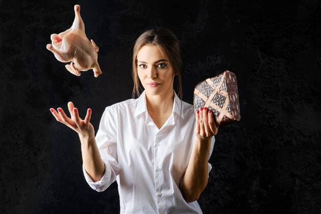  Junge Frau, die mit einer Hand ein frisches Huhn und mit der anderen eine Fleischpastete hält *** Boy Woman, the with a Hand a fresh Chicken and with the others a Meat Pie holds Copyright: imageBROKER/AlekseixIsachenko ibxaii08648933.jpg ,model released, Symbolfoto ,property released